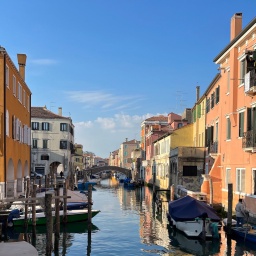 Boote und Gondeln liegen in einem Kanal in Italien in der Stadt Chioggia
