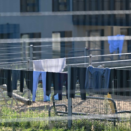 Wäsche hängt auf einem Zaun auf dem Gelände der Erstaufnahme-Einrichtungen 