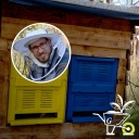 Hobbygärtner Fabian Fröderking vor seinem Bienenstock