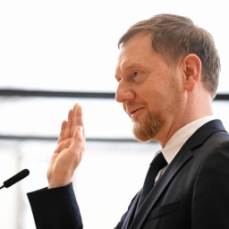 Michael Kretschmer (CDU) legt nach der Wahl zum Ministerpräsidenten von Sachsen im Plenarsaal im Sächsischen Landtag dem Amtseid ab. 