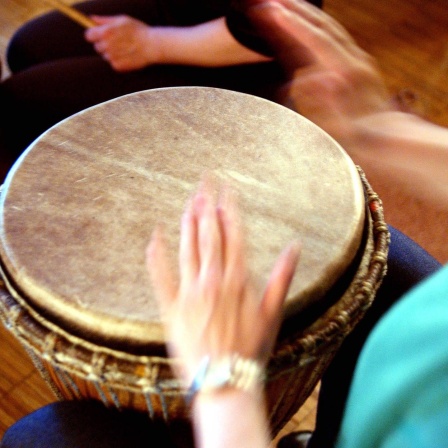 Schlagen und Treten in der Musik
