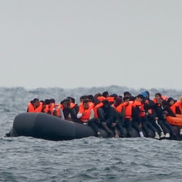 Flüchtlinge überqueren den Ärmelkanal auf einem Schlauchboot