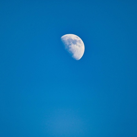 Am strahlend blauen Himmel ist der Mond auch tagsüber zu sehen