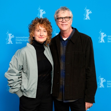 Tricia Tuttle und Todd Haynes stehen zusammen vor der blauen Fotowand der Berlinale in Berlin am 13.02.2025
