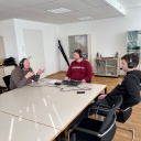 Andreas Koppetzki(links), Hauptgeschäftsführer des Landesanglerverbandes Brandenburg, in einer Diskussion mit Eric Mickan(Angebissen) und dem Potsdamer Angler Paul Lansky(Bild: rbb/F. Rößler)