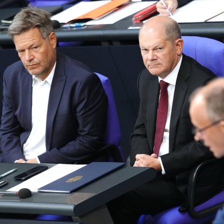 Friedrich Merz (r), CDU-Bundesvorsitzender und Unionsfraktionsvorsitzender, spricht in der Generaldebatte zum Haushalt im Bundestag vor Robert Habeck (l, Bündnis 90/Die Grünen), Bundesminister für Wirtschaft und Klimaschutz, und Bundeskanzler Olaf Scholz (M, SPD).