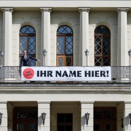 Intendant Daniel Morgenroth auf dem Balkon des Theaters in Görlitz.