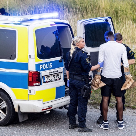 Festnahme eines Verdächtigen im Zusammenhanb mit einer Schießerei, bei der zwei spielende Kinder im Juli 2021 in Visättra / Schweden angeschossen wurden. Bandenkriminalität ist ein landesweites Problem in Schweden.