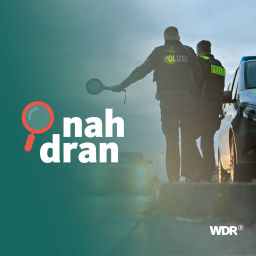 Polizisten winken ein Auto heran zur Kontrolle