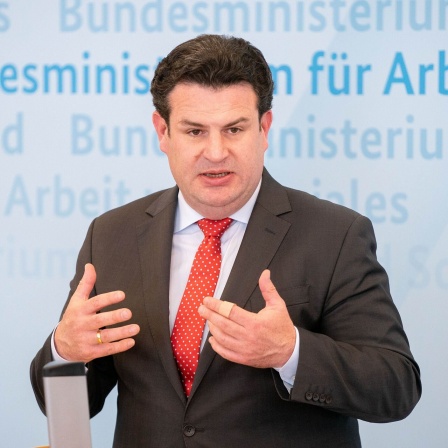 Hubertus Heil (SPD), Bundesminister für Arbeit und Soziales, gibt eine Pressekonferenz in seinem Ministerium. 