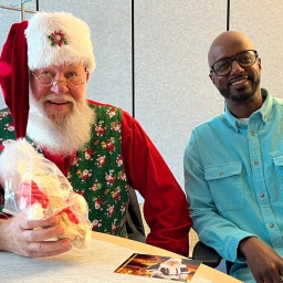 Yared Dibaba mit Weihnachtsmann Willi Dahmen aus Celle 