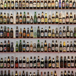 Bierwand mit Bierflaschen aus ganz Deutschland.