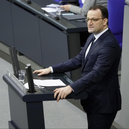 Jens Spahn der Bundesminister fuer Gesundheit bei seiner Rede zur Aenderung des Infektionsschutzgesetz bei der 191. Sitzung des Deutschen Bundestag in Berlin