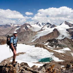 Wanderer vor Alpenpanorama nahe der Fundstelle der Gletschermumie Ötzi