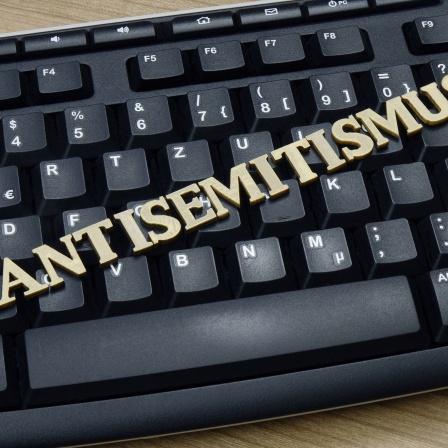 Illustration - Tastatur mit Schriftzug Antisemitismus 