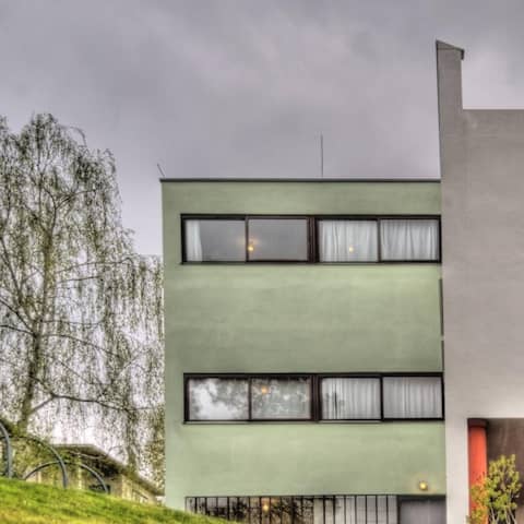 Schlichtes Bauhaus-Gebäude in der Weissenhofsiedlung, die auch von Le Corbusier gestaltet wurde.