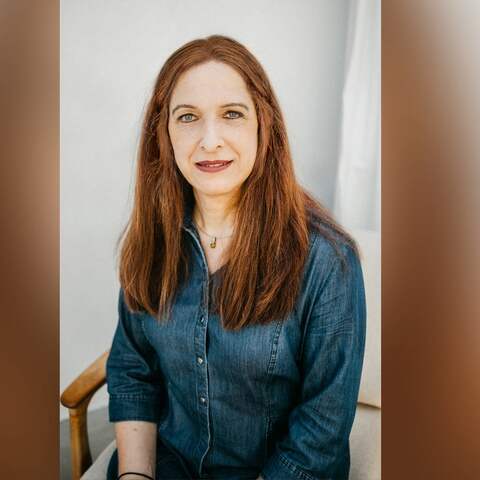 Sabine Estner schaut freundlich in die Kamera. Sie hat 55 Jahre lang im Körper eines Mannes und in der Gemeinschaft der Kirche gelebt, 14 Jahre davon als Mönch. Über ihr jetziges Leben als Transfrau, die Reaktion der Kirche und ihren Glauben spricht sie in SWR1 Leute.