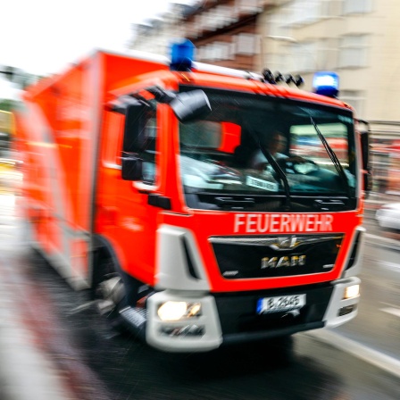 Fahrzeug der Berliner Feuerwehr auf dem Weg zum Einsatzort