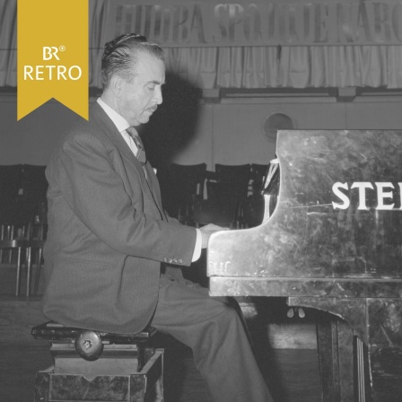 Claudio Arrau beim Klavierspielen beim Musikfestival Prager Frühling 1960