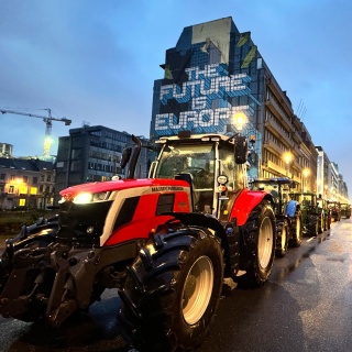 In Brüssel blockieren Landwirte mit ihren Traktoren das Europaviertel - dort treffen sich die EU-Agrarminister.