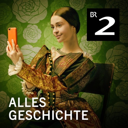 Podcastcover "Alles Geschichte". Zu sehen ist eine Frau in historischem Kostüm, die ein Selfie macht.