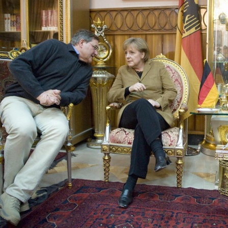 Bundeskanzlerin Angela Merkel am 06.04.2009 in Masar-i-Sharif in Afghanistan während eines Treffens mit dem Provinzgouverneur von Balkh, Mohammad Atta und Bundesverteidigungsminister Franz Josef Jung.