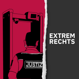 Ein Justizbeamter steht vor einer Sicherheitsschleuse.