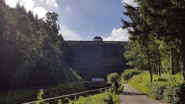 Staumauer der Eckertalsperre von der Talseite.