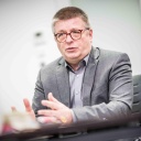 Thomas Haldenwang spricht bein einem Interview in die Kamera.
