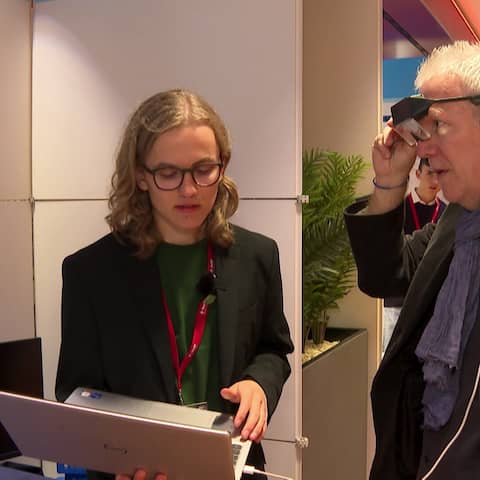 &#034;Jugend forscht&#034;-Gewinner Jonathan Baschek aus Koblenz (l.) führt seine selbst entwickelte Datenbrille vor