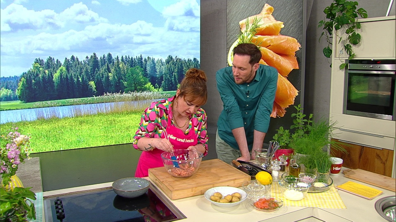 Hier und heute: Räucherlachstatar mit Röstkartoffeln und Dillschmand