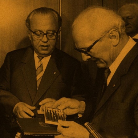 DDR Staatschef Erich Honecker mit dem ersten 1-Megabit-Chip am 12. September 1988 in Berlin