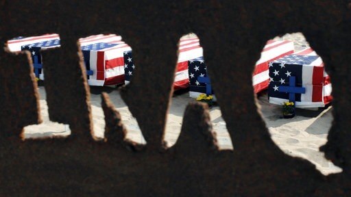 Blick durch ein Metallschild auf die Särge der im Irak getöteten US-Soldaten in Santa Monica