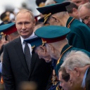 Wladimir Putin (M), Präsident von Russland, kommt zu einer Militärparade zur Erinnerung an das Ende des Zweiten Weltkrieges.