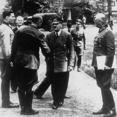 15. Juli 1944: Stauffenberg, General Fromm, Hitler und Generalfeldmarschall Keitel (v.l.n.r) 