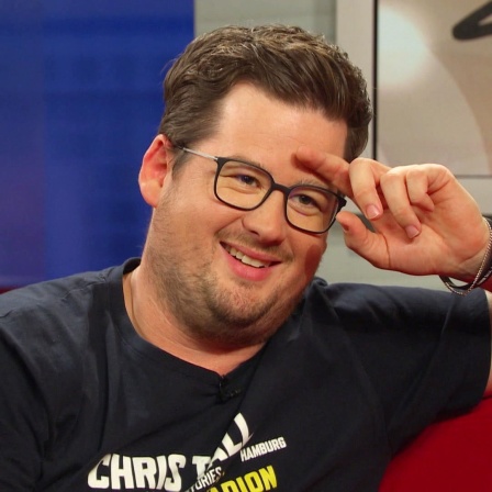 Comedian Chris Tall auf dem Roten Sofa bei DAS!.