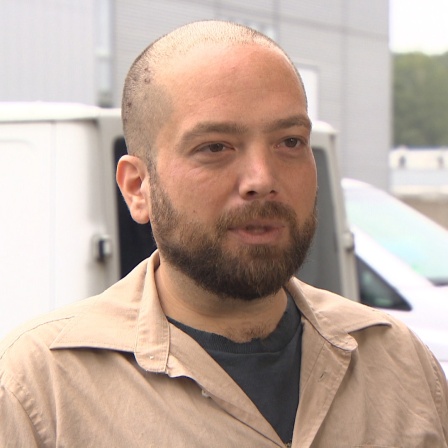 Muzaffer Öztürkyilmaz vom Flüchtlingsrat Niedersachen spricht in einem Interview in die Kamera.