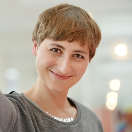 Ulrike Almut Sandig ist eine deutsche Schriftstellerin und Lyrikerin.