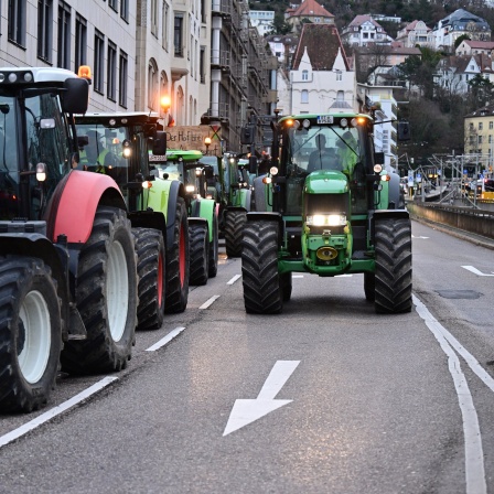 Landwirte mit Traktoren auf dem Weg in die Stuttgarter Innenstadt am 21. Dezember 2023