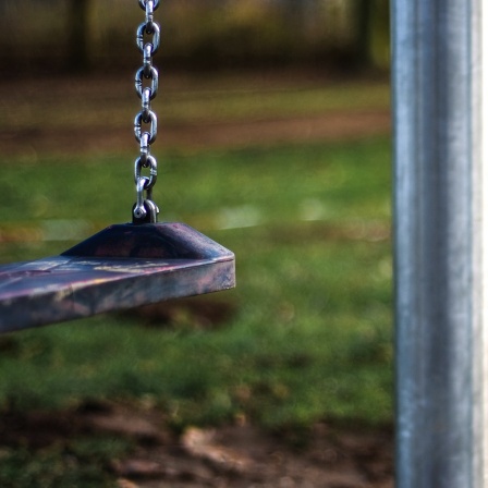 Zwei Schaukeln auf einem Spielplatz