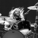 Taylor Hawkins am Schlagzeug bei den Foo Fighters.