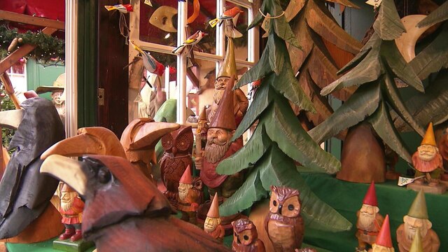 Weihnachtliche Holzschnitt-Motive auf einem Weihnachtsmarkt.