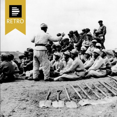 Gefangenenaustausch nach den Vereinbarungen des Waffenstillstandsabkommens von Panmunjon (27.7.1953). Singende nordkoreanische und chinesische Soldaten, die bei Panmunjon ein Auffanglager für heimkehrende Kriegsgefangene errichten. Foto, 1953.