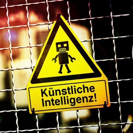 Roboterfigur auf einem gelben Warnschild mit Aufschrift "Künstliche Intelligenz"