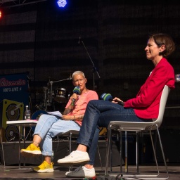 Extremschwimmer André Wiersig, Meeresbiologin Julia Schnetzer, Moderatorin Rebecca Link und Gasometer-Geschäftsführerin Jeanette Schmitz (v.l.n.r.) auf der Bühne.