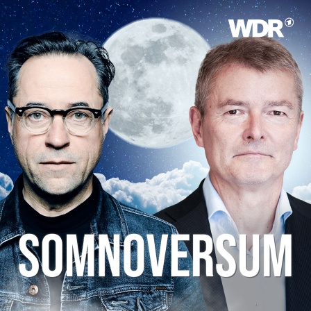 Titelbild des Podcasts "Somnoversum": Jan Josef Liefers und Ingo Fietze vor einem strahlenden Mond.