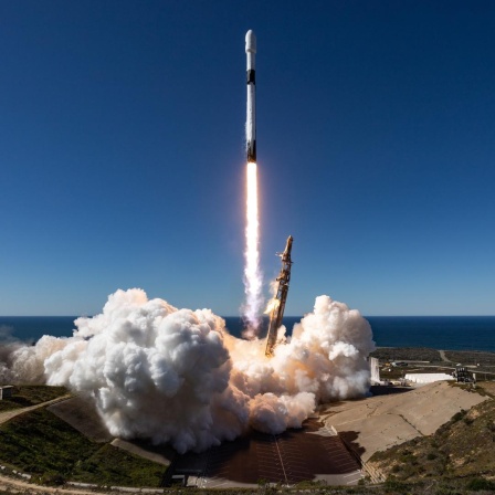 Die meisten Raketen (hier eine Falcon 9 beim Start) nutzen flüssigen Treibstoff, etwa Kerosin und Sauerstoff. 