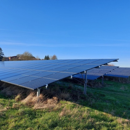 An der Autobahn 21 in Stolpe ist ein Solarpark zu sehen.