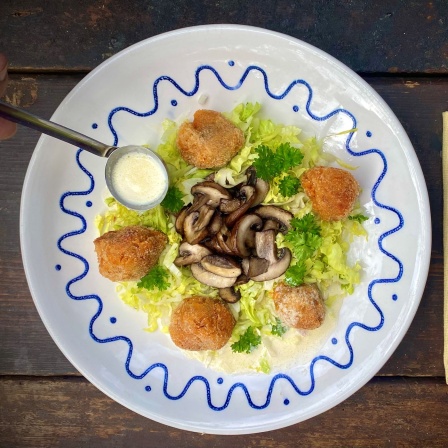 Gebratene Champignons auf Endiviensalat zu Süßkartoffelbällchen