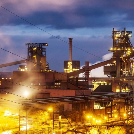 Das Thyssenkrupp Stahlwerk Schwelgern in Duisburg-Marxloh steht in der Dämmerung da.